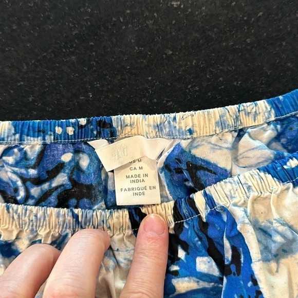 H&M Cropped Blouse with Bubble Sleeve in Blue Floral Print Size Medium - Picture 3 of 6